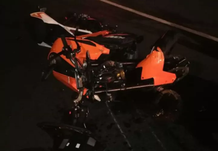 La moto quedó tendida en el pavimento. Fotos. Tráfico Panamá. 