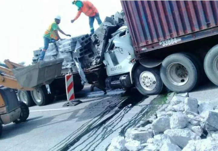 Del fuerte impacto, los bloques cayeron encima de la mula. 