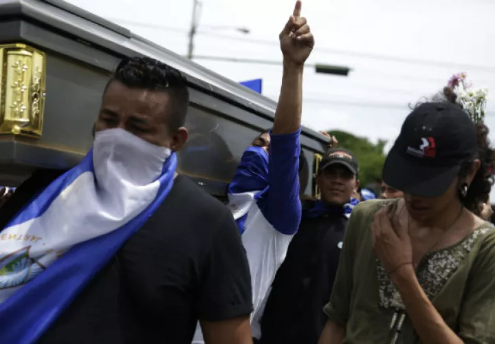 Al menos una treintena de madres fueron acechadas y expulsadas por cientos de agentes que las rodearon.