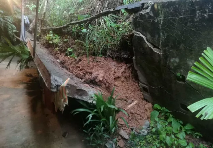 Se acordonó el área por deslizamiento en una casa en Arraiján. @Sinaproc_Panama
