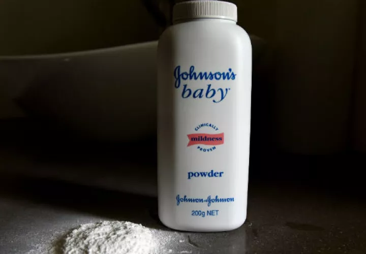 Un recipiente de los polvos de talco Johnson's Baby de la multinacional Johnson & Johnson. Foto: EFE 