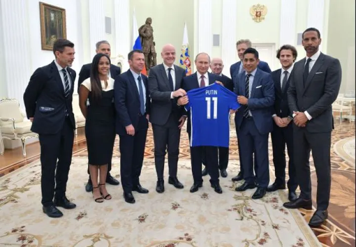 Vladimir Putin se reunió con leyendas del fútbol / EFE