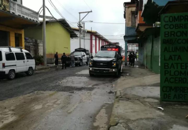 Unidades de la policía se mantienen en la recicladora asaltada. Foto:Diómedes Sánchez.