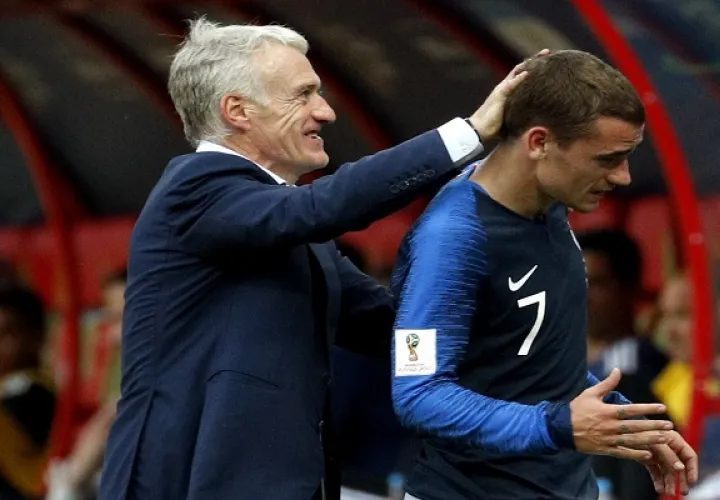 Entrenador de Francia Didier Deschamps y su delantero Antoine Griezmann. Foto EFE