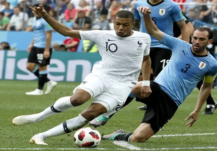 Godín ante Mbappé, cuartos de final, Francia-Uruguay. Foto EFE