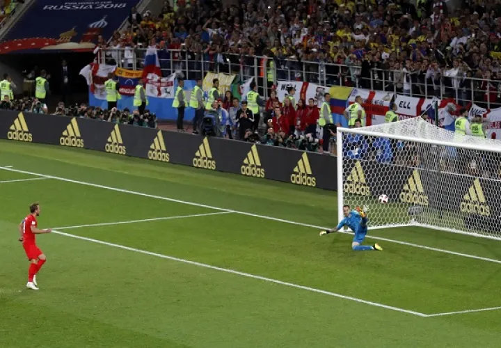 Harry Kane cobra penalti ante David Ospina. Foto AP