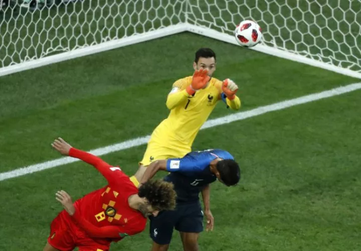 El portero Hugo Lloris sale para despejar el balón. Foto AP
