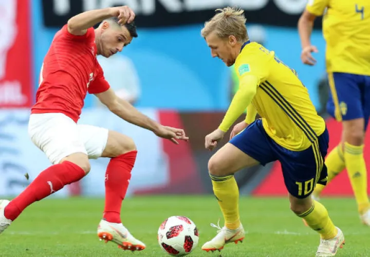 Emil Forsberg (der.) de Suecia y  Blerim Dzemaili de Suiza. Foto:AP