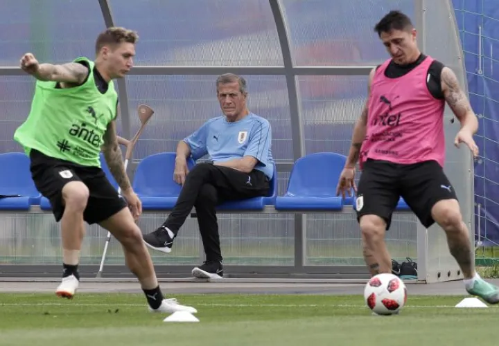 Óscar Tabárez observa el entrenamiento de Uruguay. Foto AP