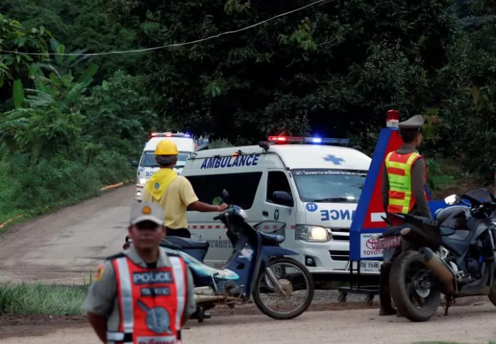 Traslado de los jóvenes rescatados en ambulancia. Foto EFE