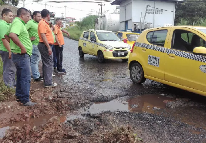 Los conductores de taxi, indicaron que mantendrán las medidas de presión. 
