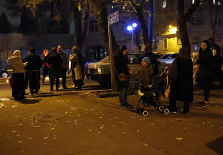 Iraníes esperan en una calle después del impacto de un terremoto. Foto: EFE