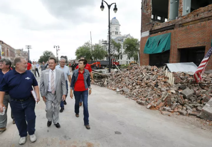 El gobernador de Iowa, Kim Reynols (de gris), inspecciona los daños. 