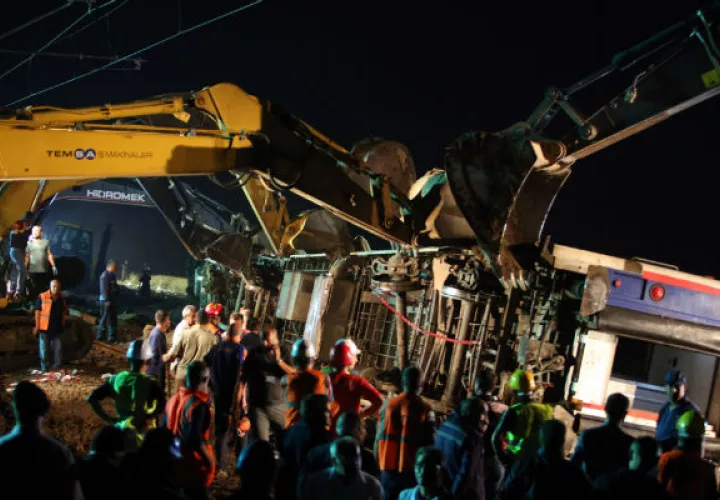 Miembros de los servicios de rescate en el lugar. Foto: EFE 