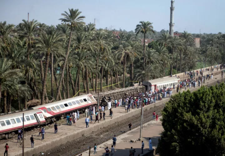Vista de los tres vagones del tren, tras descarrilar. Foto: EFE 