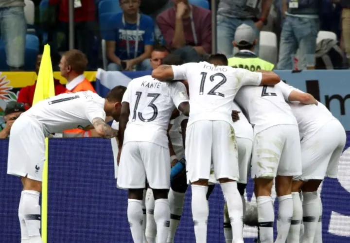 Francia celebra el gol de Raphael Varane. Foto EFE