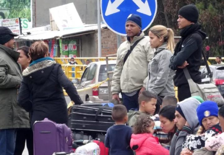 Venezolanos esperan en el puente internacional de Rumichaca. EFE