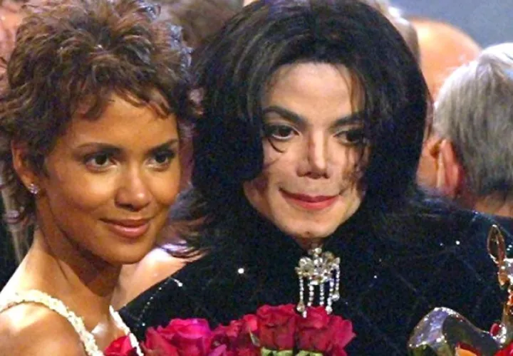 Junto a la actriz Halle Berry en los premios Bambi (2002). /Foto: EFE