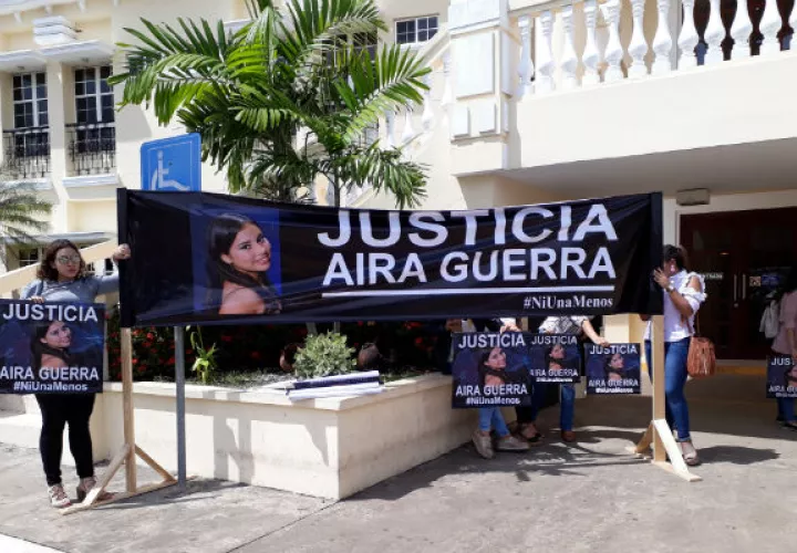 Desde el inicio del juicio, familiares de la joven exigen justicia. 