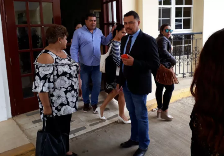 Familiares de Aira Guerra al momento de salir del Tribunal. Foto: José Vásquez. 
