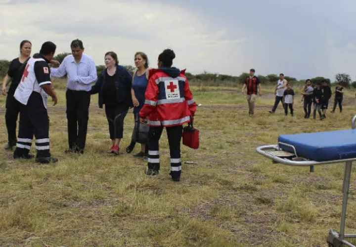 Los pasajeros se alejaban del lugar del accidente. Foto: AP 