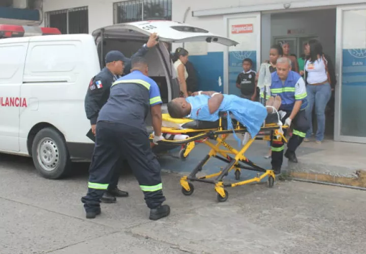 El herido fue llevado a una policlínica  luego al hospital de Colón. Foto: Diómedes Sánchez. 