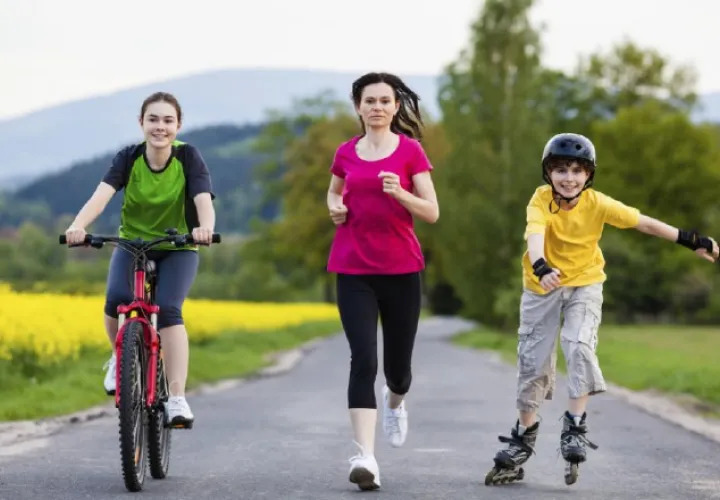 Salir  en bicicleta es una excelente opción para toda la familia. 