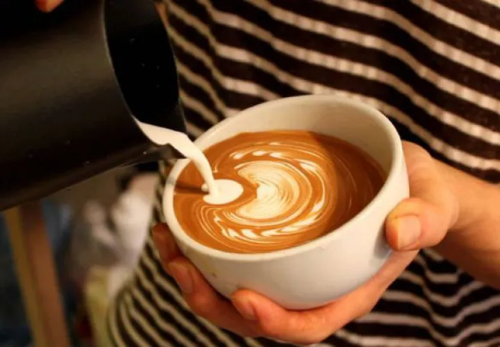 La palabra 'barista', cuyo origen es  el idioma italiano, se refiere a una persona especializada en café.  