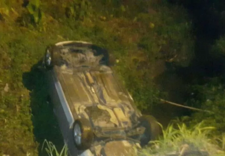 Dos vuelcos se registraron este domingo en las carretera Panamá-Colón que dejaron dos heridos.