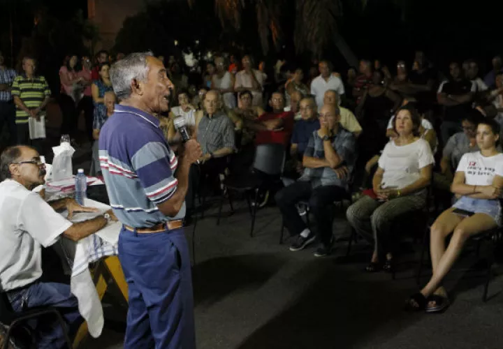 El militar Arnaldo Tamayo Méndez (i), primer latinoamericano en el espacio, en una asamblea de discusión  para la Constitución. FOTO/EFE