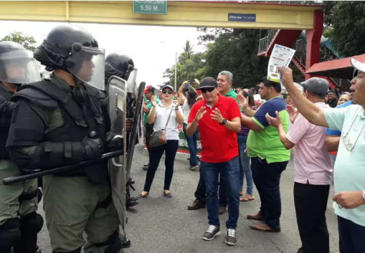 Los maestros gritan consignas frente a los uniformados. Foto: Mayra Madrid. 