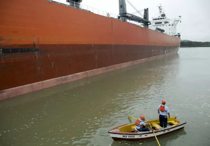 Trabajadores del Canal prestan asistencia a un buque en la vía. Foto: Ilustrativa/EFE.