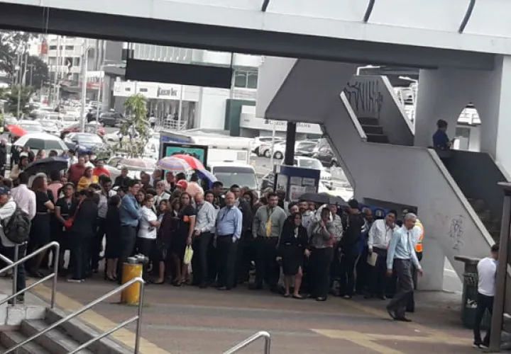 Evacúan edificios en Panamá por sismo. Foto/@TraficoCPanama