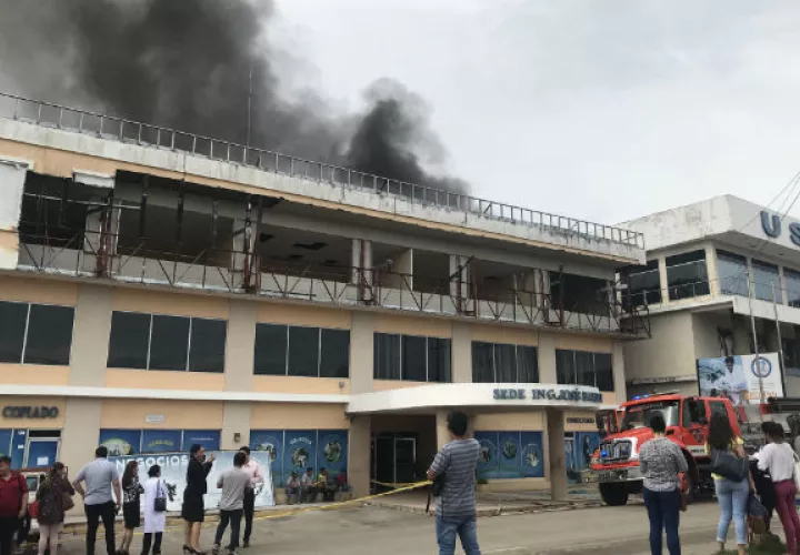 Una enorme columna de humo emanaba de la estructura. Foto: Víctor Eliseo Rodríguez. 