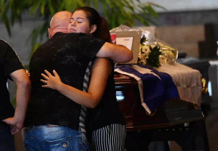 El acto se ha convocado en homenaje a los fallecidos, pero estas familias han preferido no participar y enterrarán a sus seres queridos en privado.