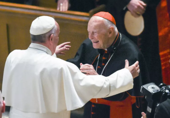 El papa Francisco se acerca para abrazar al cardenal arzobispo emérito Theodore McCarrick después de la oración de mediodía del Divino con más de 300 obispos de los EE. UU. en 2015. FOTO/AP