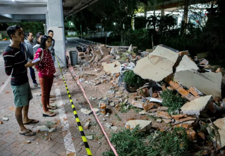 Partes de un edificio de un centro comercial caidas tras el terremoto, en Denpasar, Bali, Indonesia.