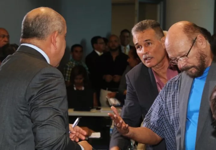 El presidente de la Comisión de Salud, Crispiano Adames, se sacó de encima el debate, y afirmó que le corresponde al Ejecutivo y al MEF buscar la "fórmula financiera". /Foto Asamblea