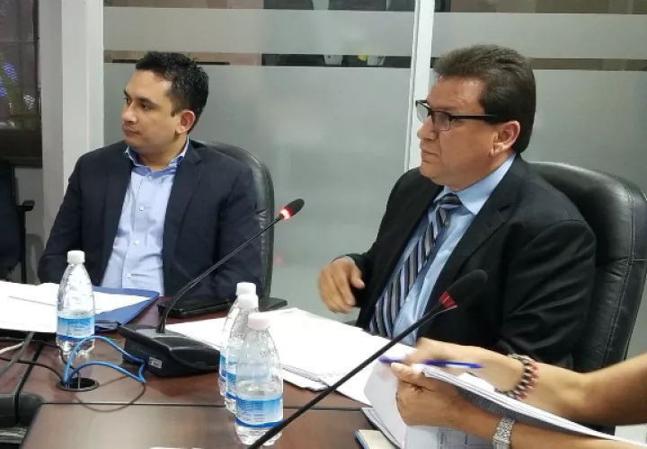 El actual ministro Ricardo Pinzón (Der.) durante la sesión de la Comisión de Presupuesto./ Foto: @Meduca_Panama