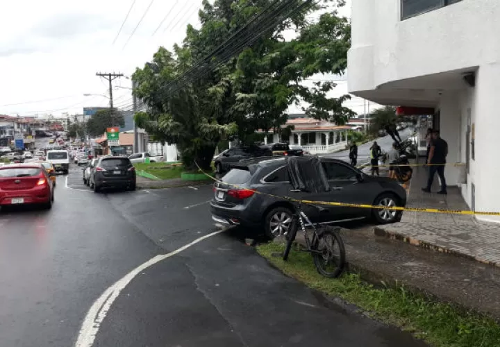 Los asaltantes un hombre y una mujer amenazaron con un arma a su víctima. FOTO/Eric Montenegro