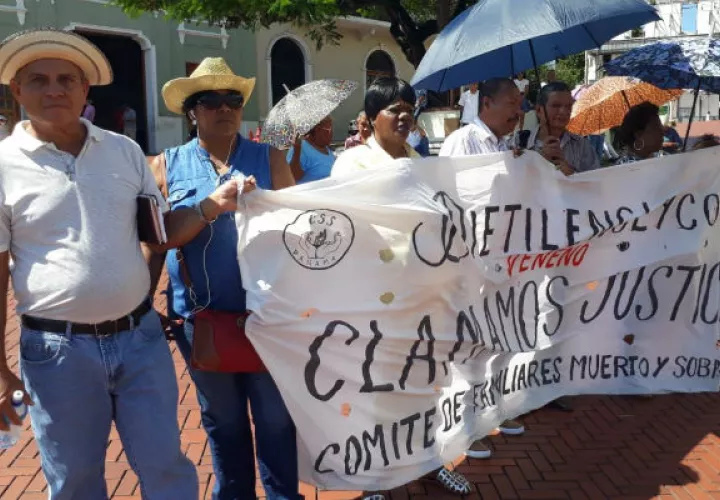 Los familiares de las víctimas de dietilenglicol protestan frente al Ministerio de Salud. 