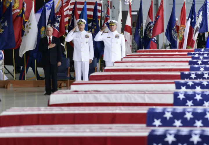 Mike Pence, recibió en Háwai 55 féretros con los restos de los soldados de su país caídos durante la Guerra de Corea. FOTO/AP