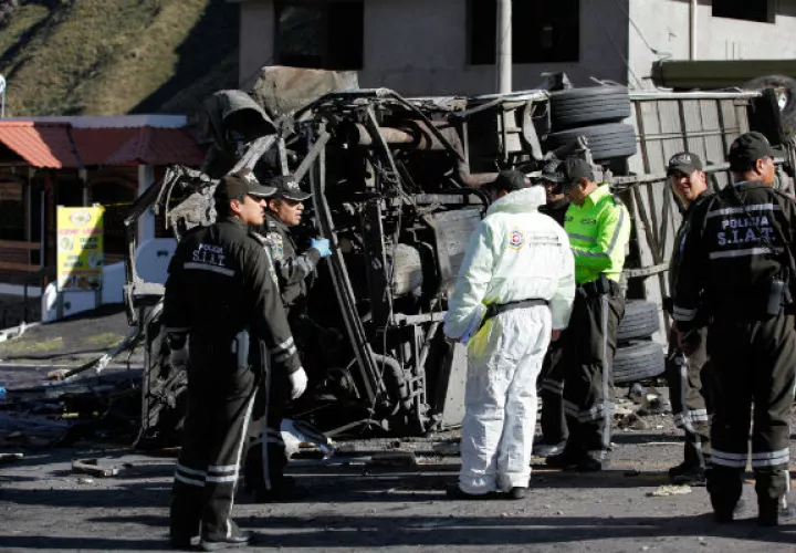 Más de una hora tomó a la policía extraer la droga del bus.