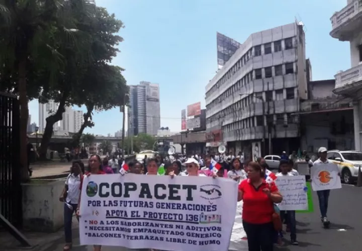 Copacet y 5 escuelas marcharon hasta la AN. Twitter