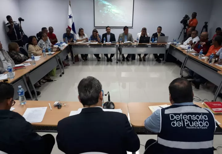 Defensoría del Pueblo es mediador en diálogo entre docentes y autoridades de Educación. Foto/VíctorArosemena