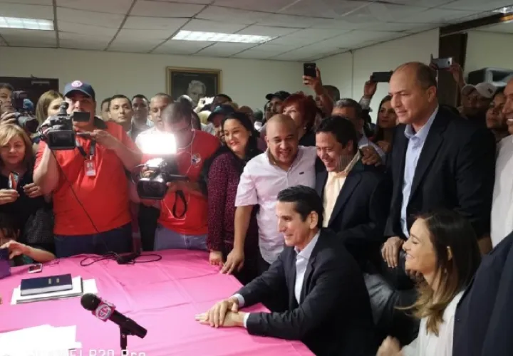 Rómulo Roux no solo ha sabido mantener el apoyo de la bancada de CD, sino sumar también el respaldo de figuras fieles a Martinelli. /Foto Archivo