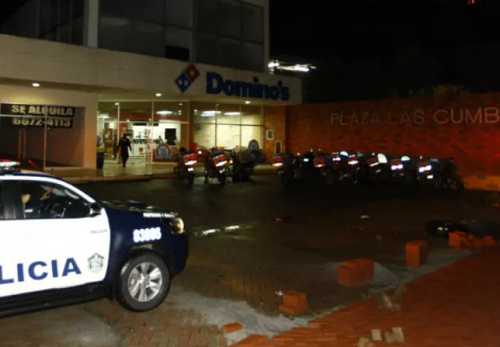 Unos delincuentes entraron a robar al local  y  dispararon. Foto: Alexander Santamaría.