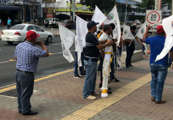 Realizan piqueteo en las oficinas principales de El Rey