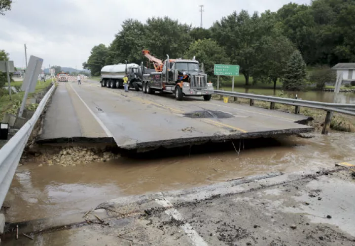 Camión varado ante la rotura del puente en "Black Earth", Wisconsin. Foto: AP. 