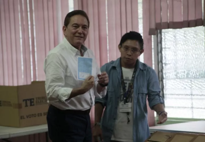 Laurentino Cortizo votó en el colegio José A. Remón Cantera. /Foto Víctor Arosemena